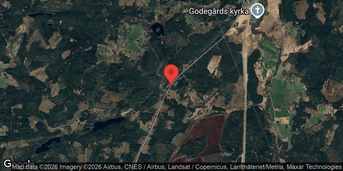 Träd över vägen påverkar trafiken söder om Godegård