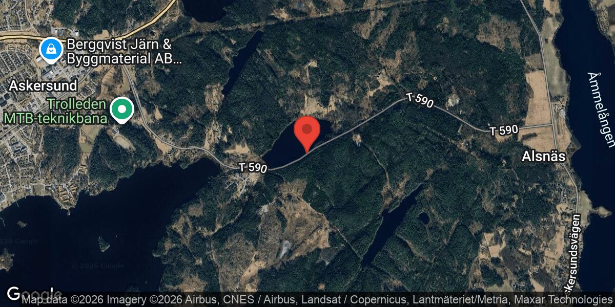 Nedfallet träd blockerar väg 590 mot Åmmeberg