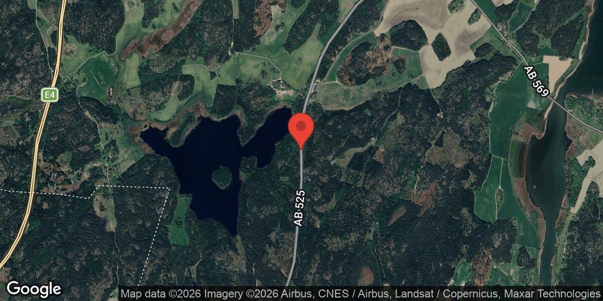 Nedfallet träd blockerar väg 525 mellan Tullgarns slott och Sörby