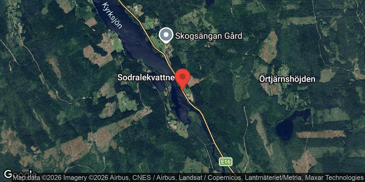 Träd blockerar körbanan på E16 söder om Lekvattnet