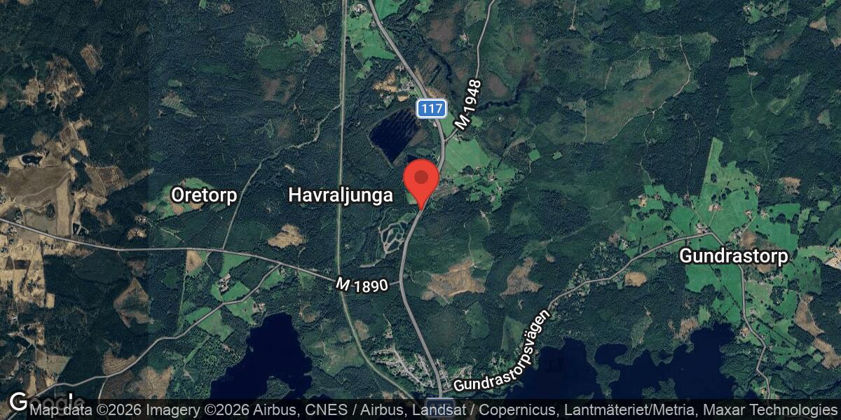 Nedfallet träd blockerar väg 117 mellan Havraljunga och Havraljunga N