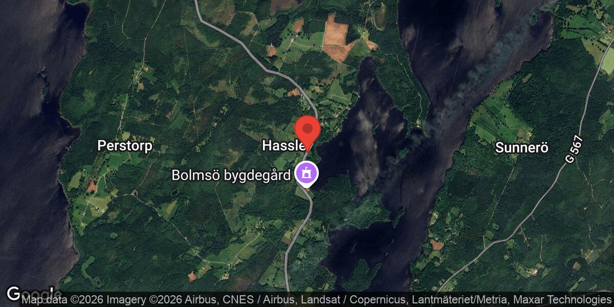 Nedfallet träd blockerar Väg 555 vid Österås – stor påverkan i båda riktningarna