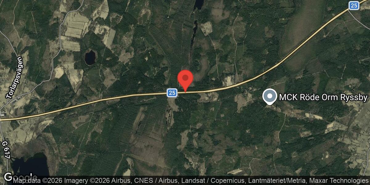 Nedfallet träd blockerar väg 25 mellan Tutaryd och Ryssby