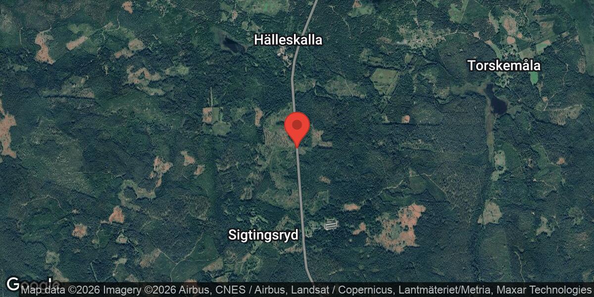 Nedfallet träd blockerar väg 574 mellan Slättingebygd och Knivingaryd