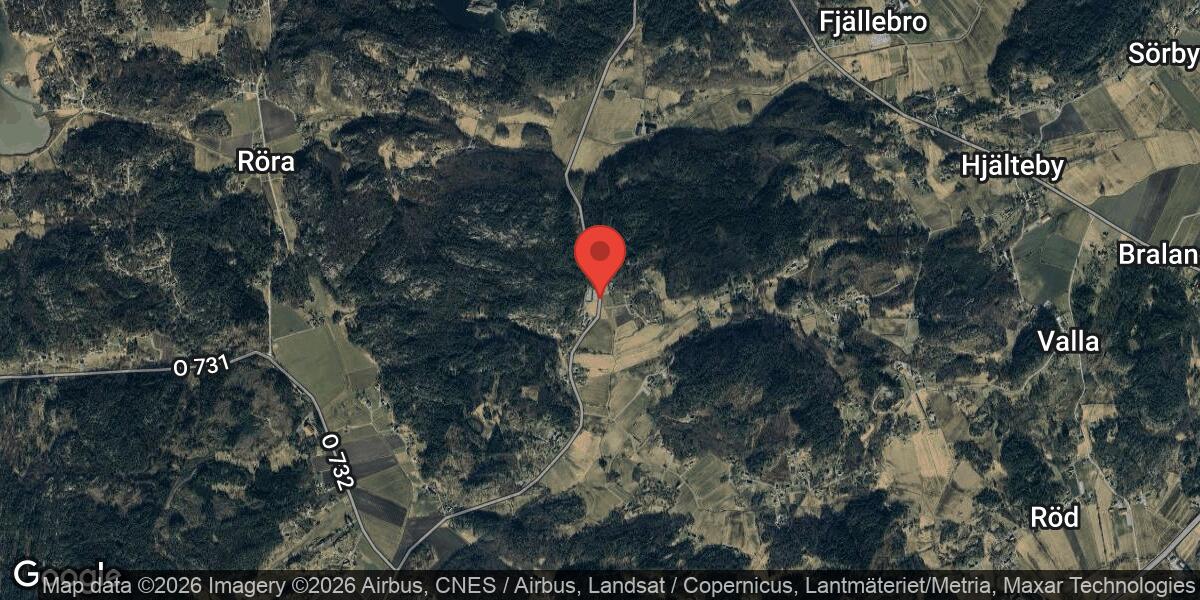 Träd på vägbanan påverkar trafiken på väg 710 mellan Mjölkeviken och Stordal