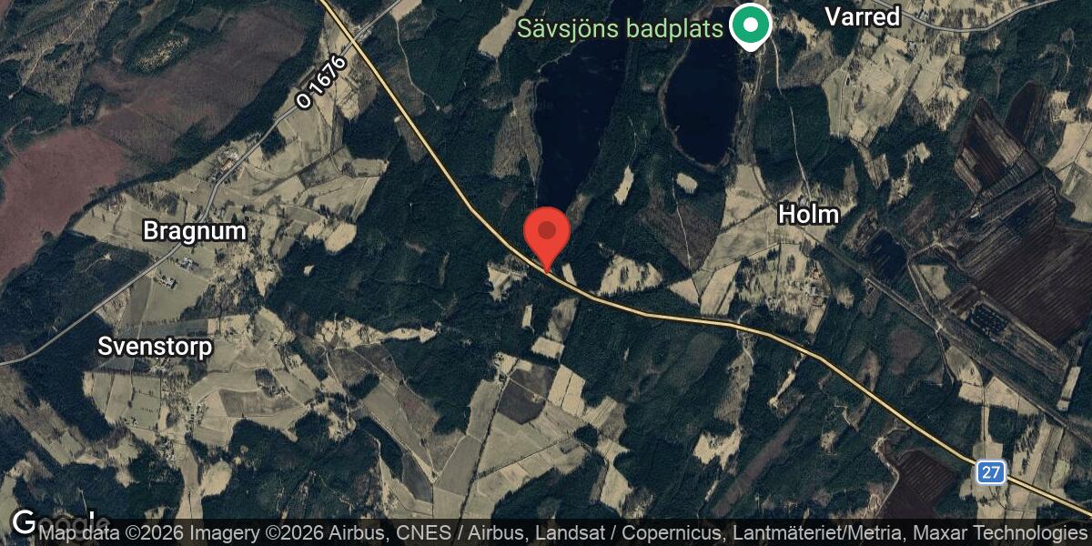 Flera träd har fallit över vägbanan på Väg 27 mellan Tingarör och Boda