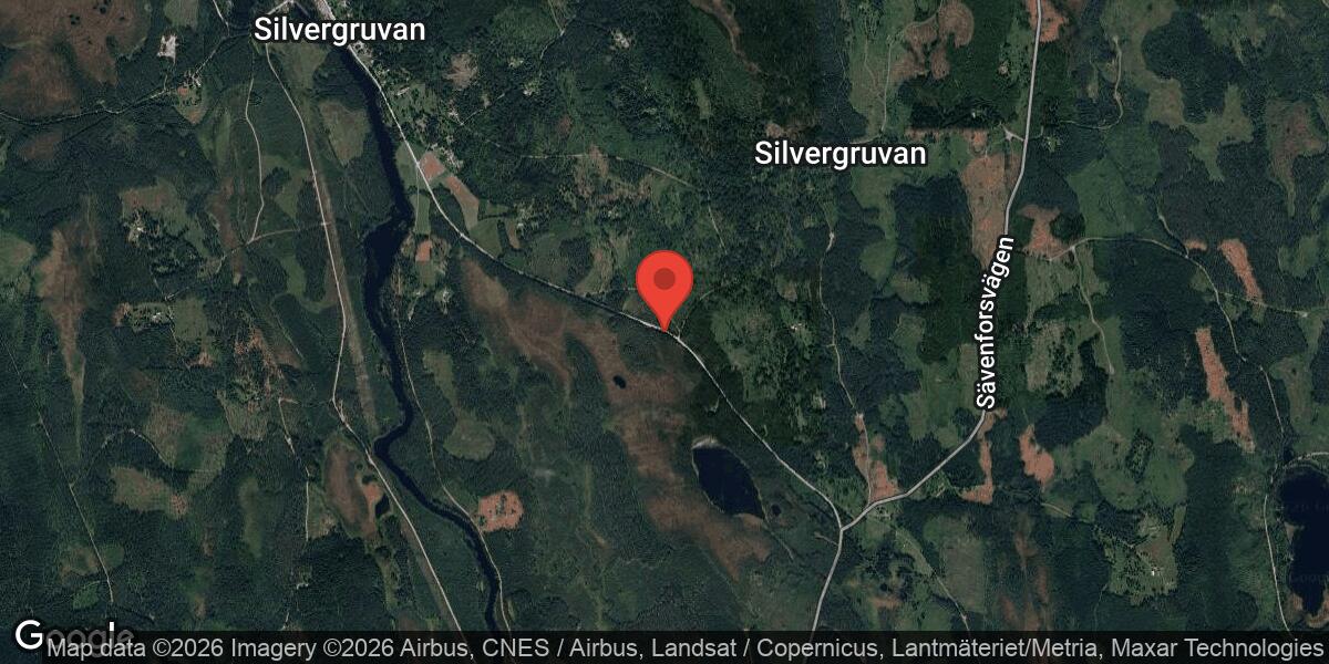 Telefonstolpe sticker ut i körbanan på Väg 786 vid Rävnäsudden