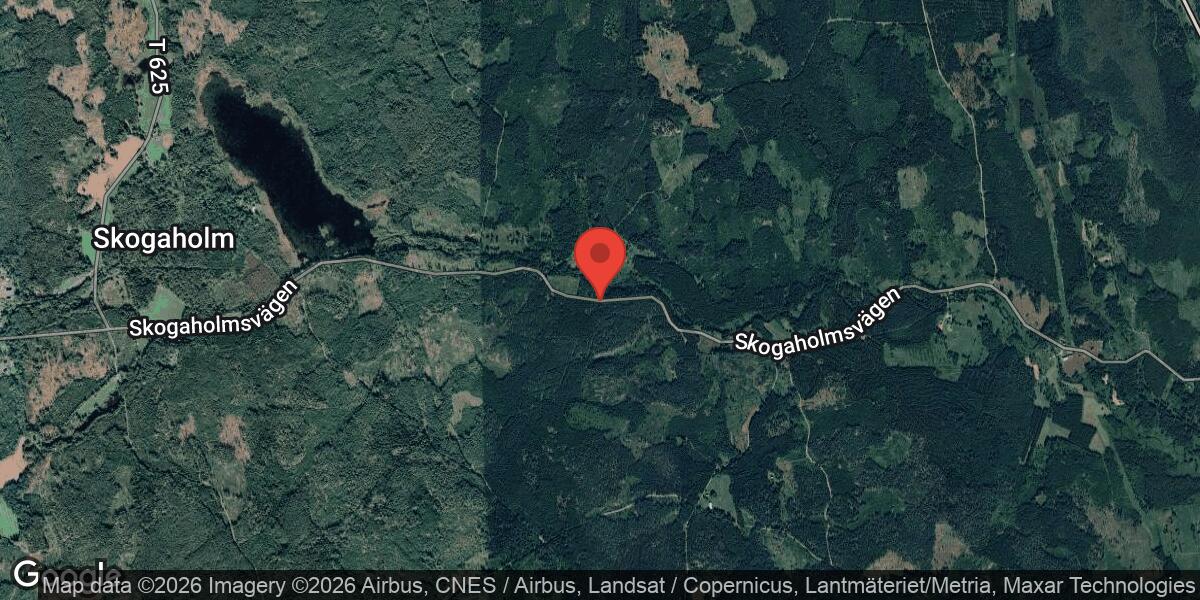 Nedfallet träd blockerade väg 612 mellan Skogaholm och Svennevad