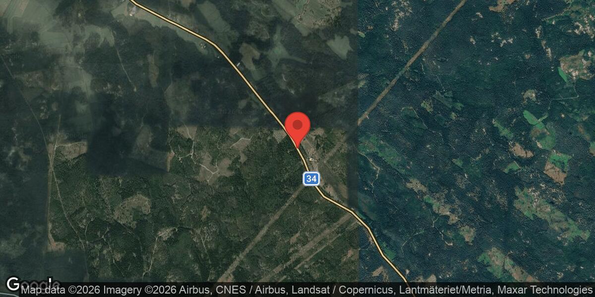 Olja på vägen påverkar trafiken på väg 34 mellan Sandbäckshult och Värlebo