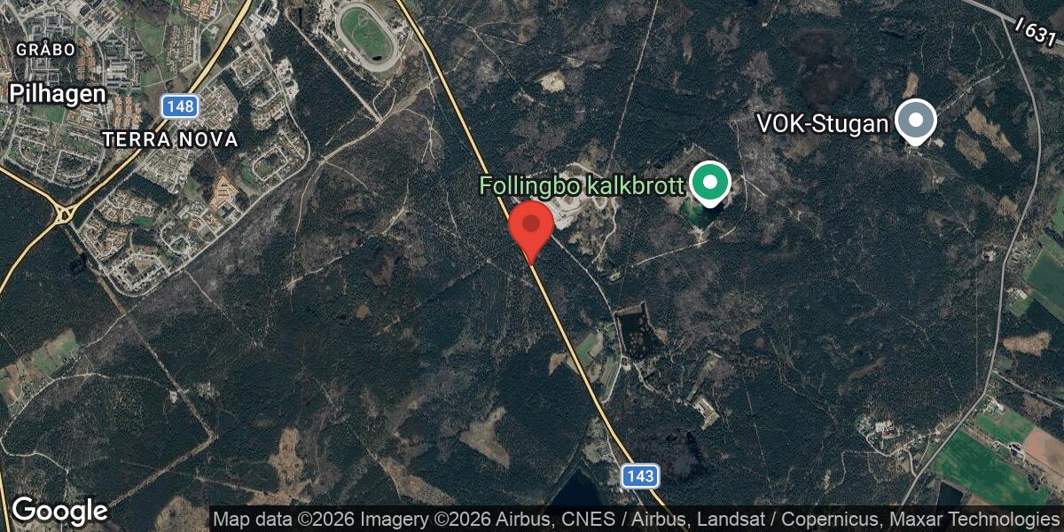 Flera fordon inblandade i olycka på väg 143 vid motorstation