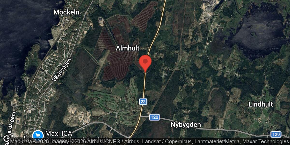 Trafikolycka med tungt fordon stänger Väg 23 norr om Älmhult