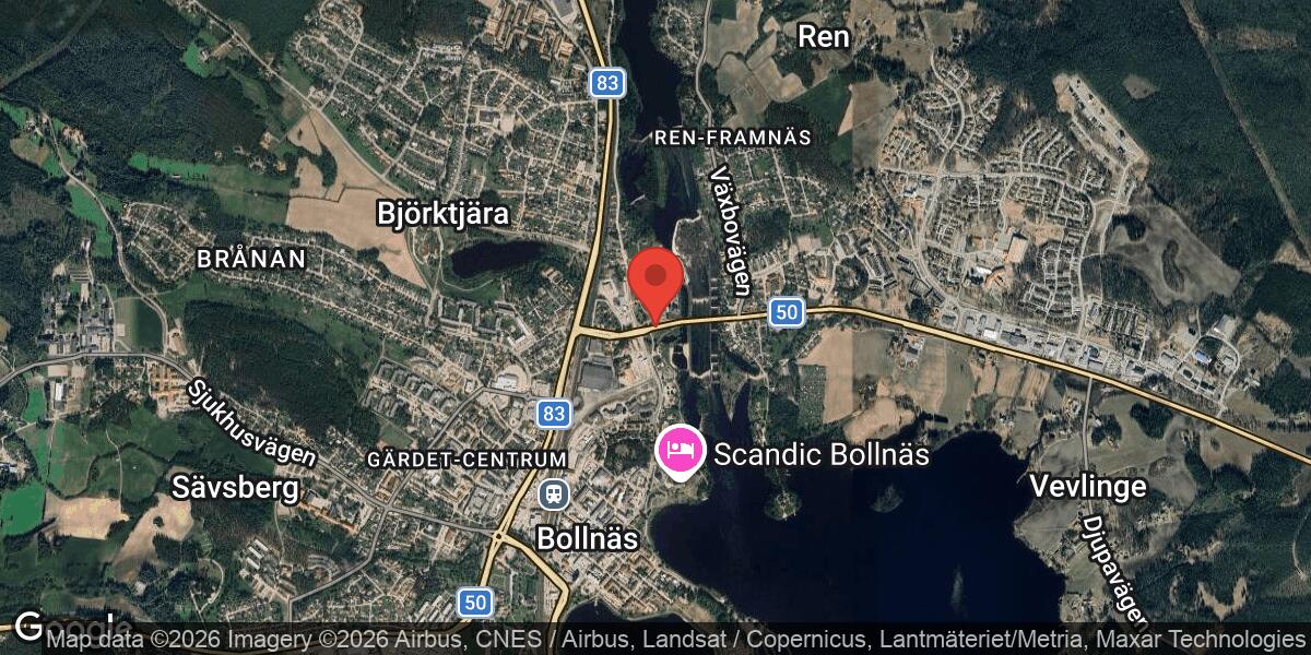 Tappade träpinnar på Väg 50 vid järnvägsviadukten påverkar trafiken