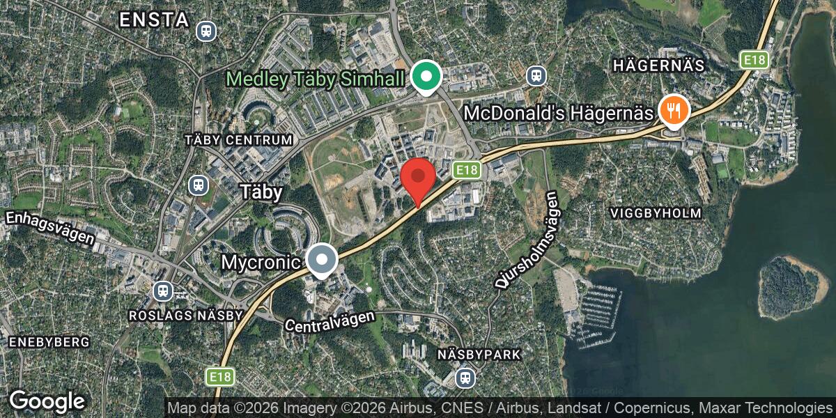 Vägarbete på E18 i Täby med bortplockning av snöstörar