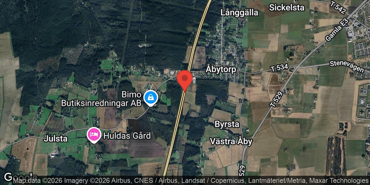 Personbil med släp välte på E20 nära Kumla