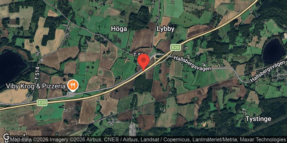 Vägarbete med målning av väglinjer på E20 i Hallsberg