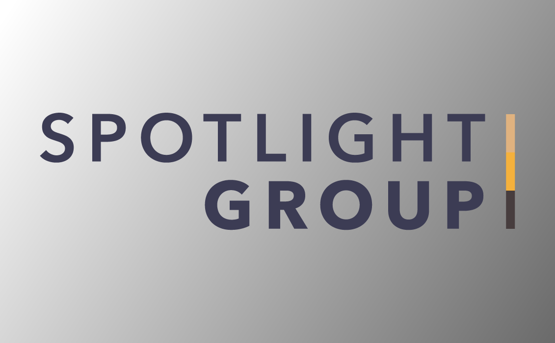 Bilden visar texten "SPOTLIGHT GROUP" i mörkblå färg på en svart bakgrund. Till höger finns ett vertikalt färgfält med sektioner i beige, gul, orange och mörkare grå.