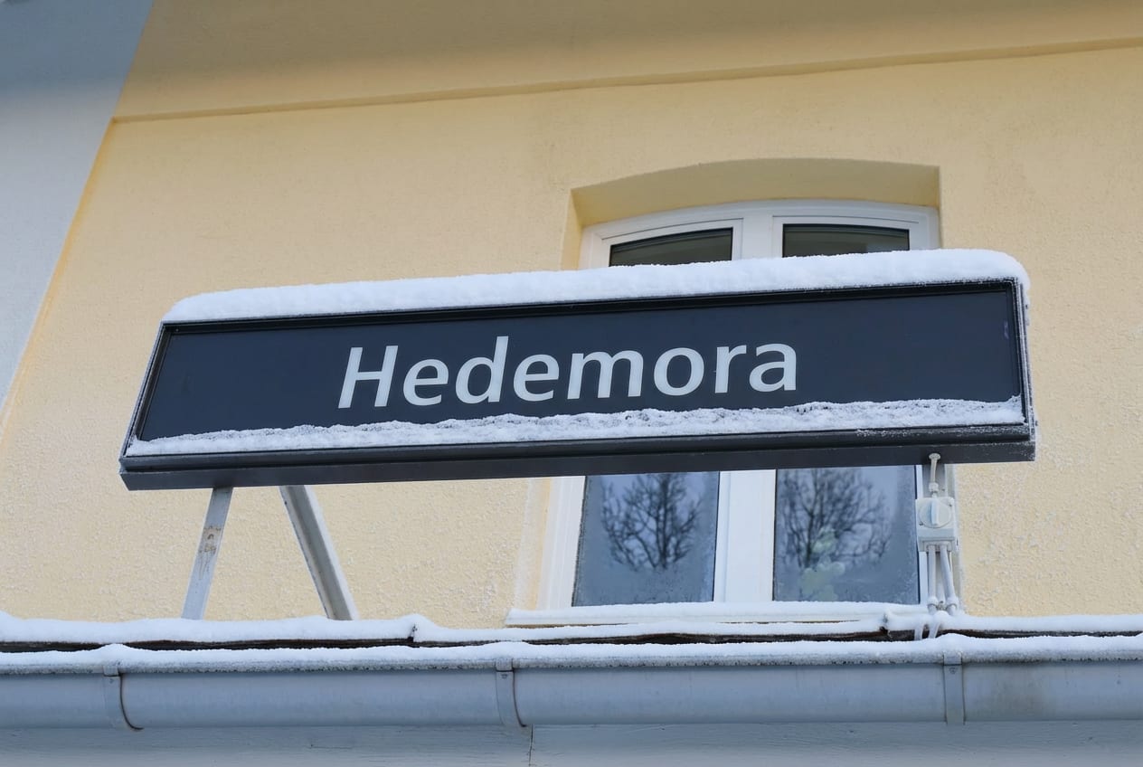 Midsommarafton med soligt väder och festligheter