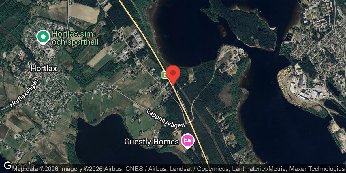 Vägarbete med vägsopning och långsamtgående arbetsfordon på Väg 506 i Piteå