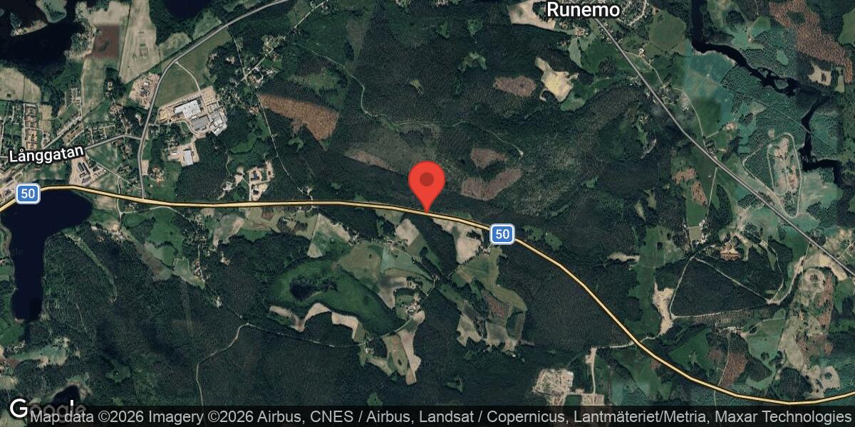 Vägarbete med väglinjemålning på väg 50 mellan Alfta och Kilens