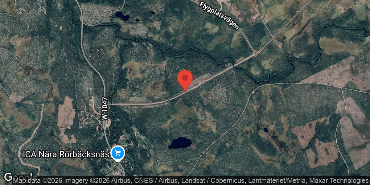 Träd över vägbanan på Väg 1053 vid Infart till Sälens flygplats