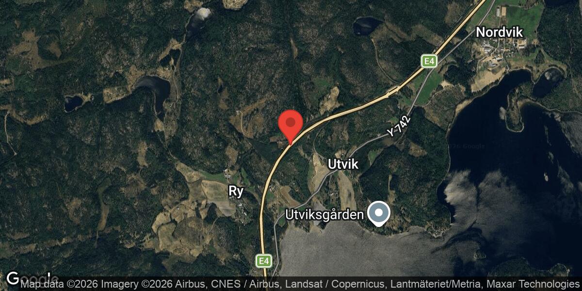 Ensilagebal har fallit av på E4 mellan Nordvik och Skullersta