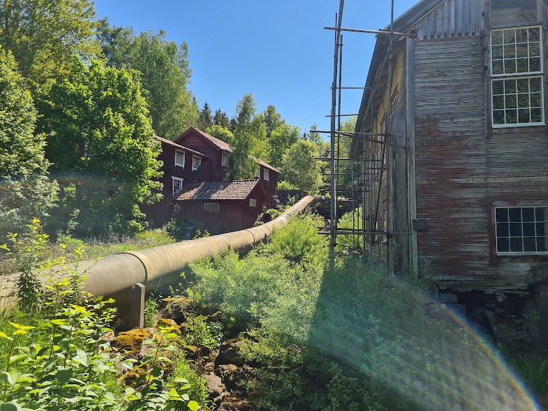Trafikolycka i Näshulta – förare förd till sjukhus efter kollision med träd