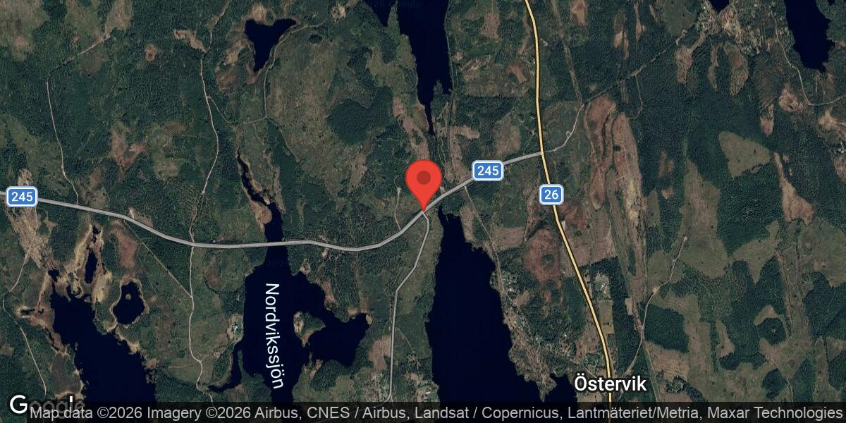 Kollision mellan personbil och husvagn på väg 245 mellan Rämmen och Östervik