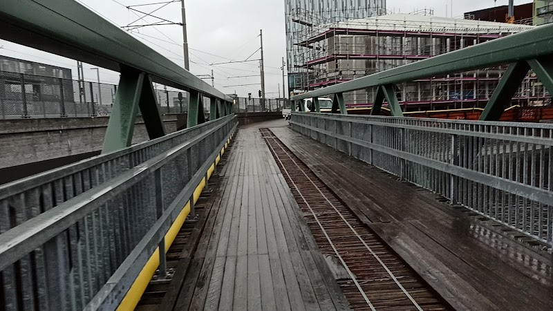 Ny gångbro och kajrenovering i Gamlestadens fabriker