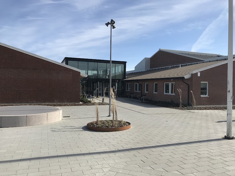 Osbecksgymnasiet: Laholms egna gymnasium mitt i Campus — historia, vardag och framtid