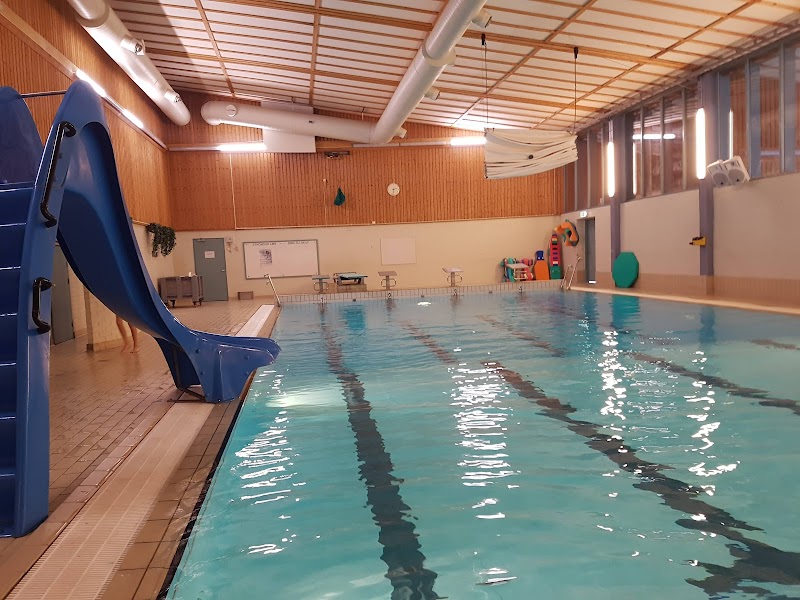 Vallmobadet och Sporthallens simhall — två bad, två historier i Hallstahammar