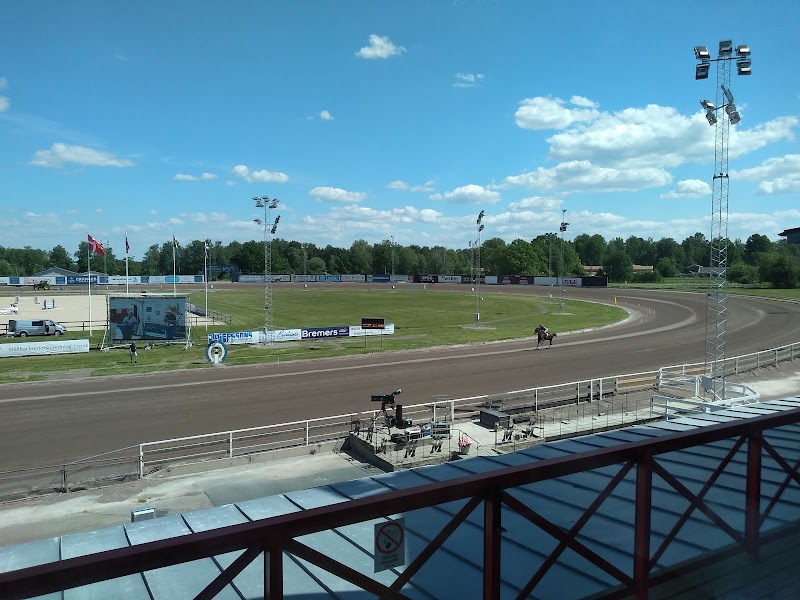 Sommartravet med V85 och käpphästtävling