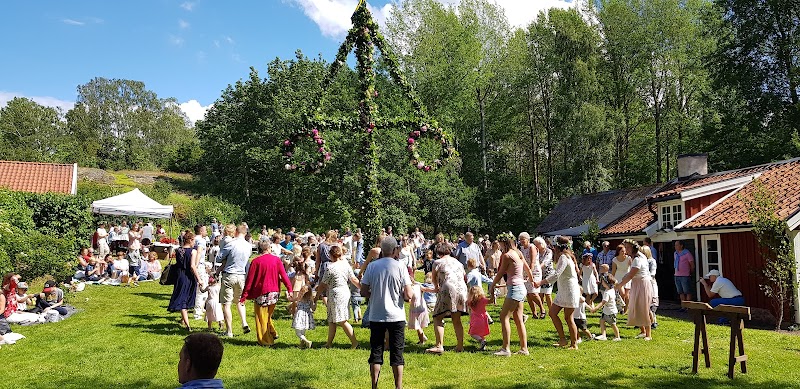 Midsommarfirande på Väderstad hembygdsgård