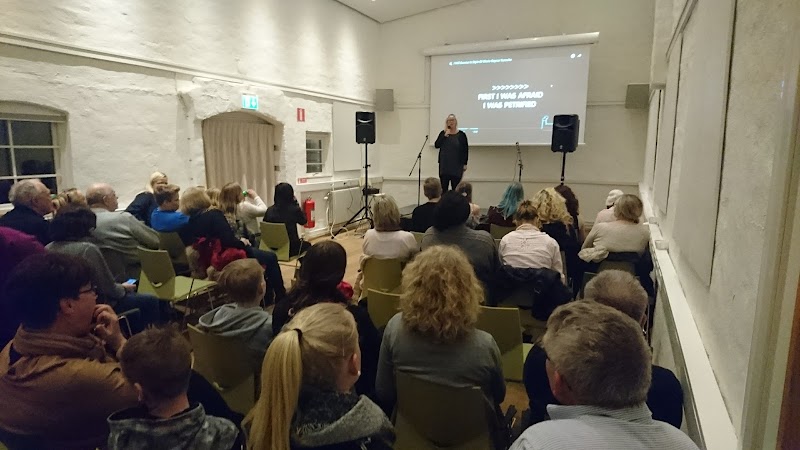 Klass 1A från Kävlinge sjöng för Kronprinsessan Victoria på Veterandagen