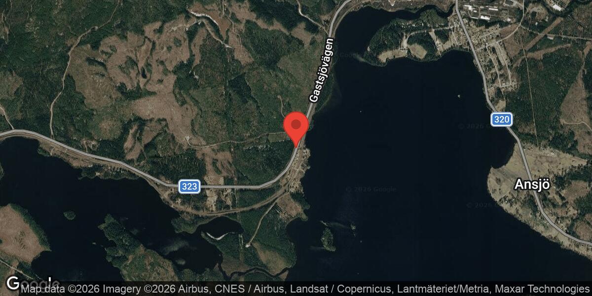 Risk för begränsad framkomlighet på Väg 323 vid Mellansjö på grund av träd över ledning