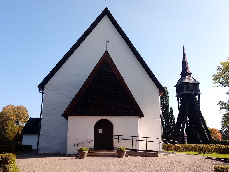 Alvesta kyrka: Från stavkyrkans trä till färgglad renässans – vår kommuns historiska hjärta