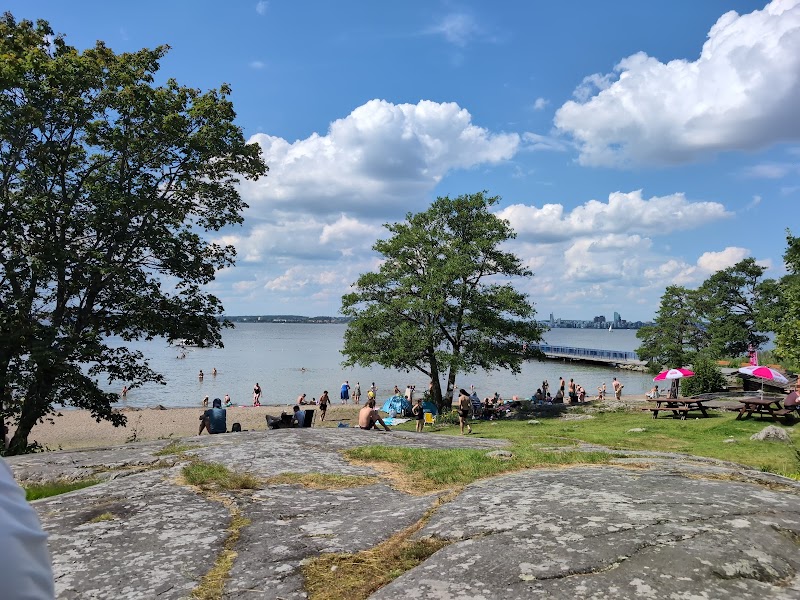 Ungas sommarjobb ger liv åt Östra Holmen i Västerås