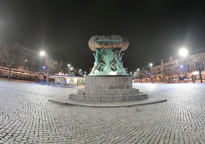 Paraden i Malmö samlade tusentals – queerbar vandaliserad under Pride