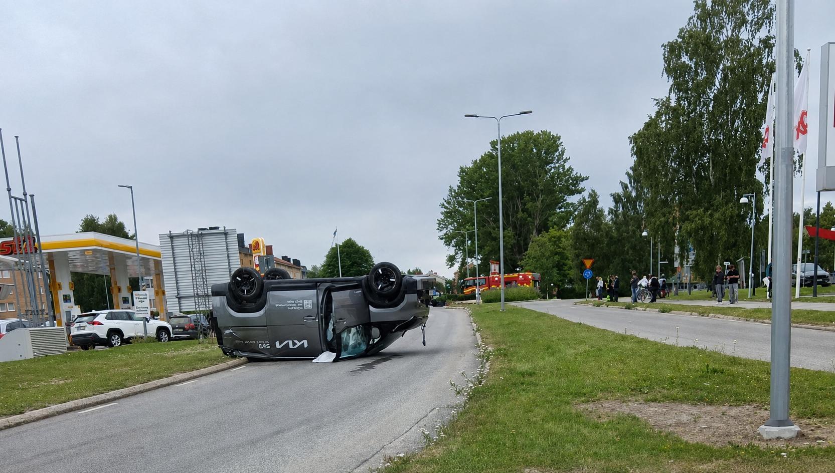 Skåpbil voltade efter krock med a-traktor