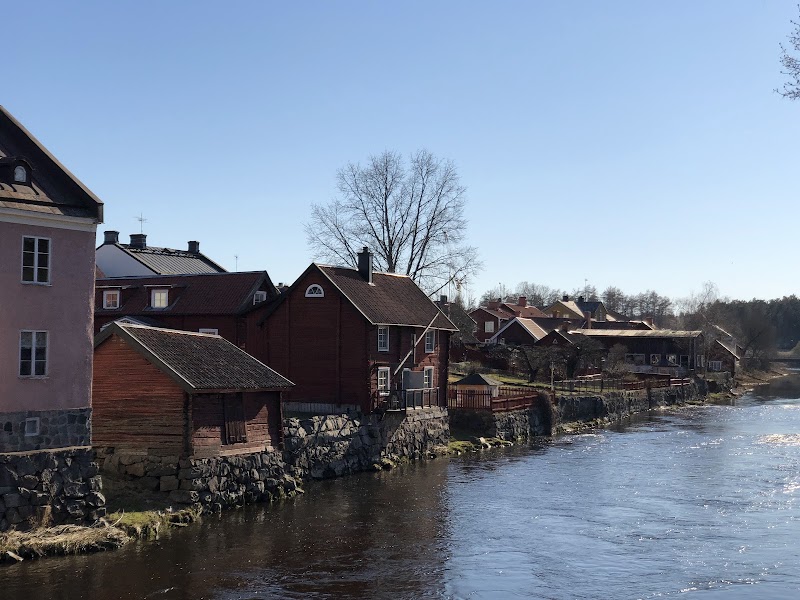 Snabbkollen: soligt väder, guidning i kyrkan och internationella händelser