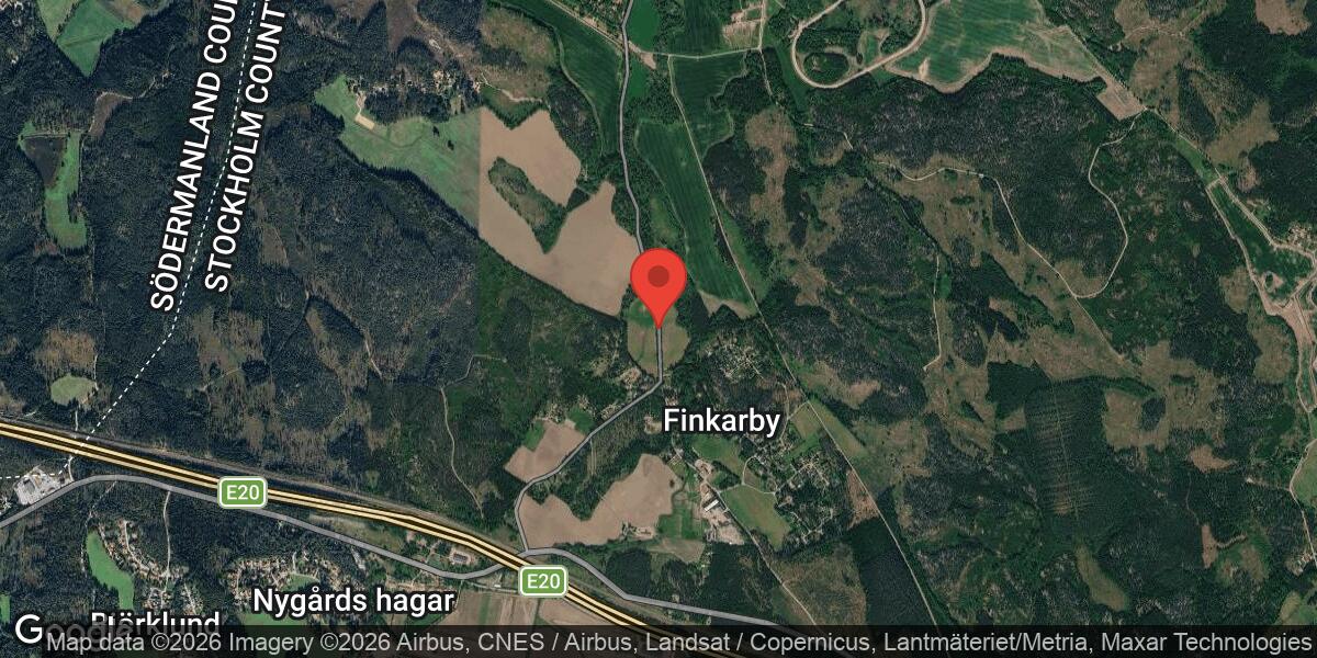 Vägarbete med tvätt av vägmarkeringar på väg 526 mellan Stenmossen och Taxinge Kyrka