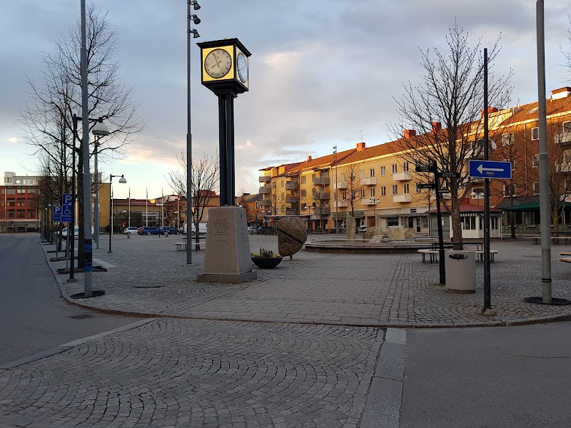 Kumla centrum: torget, skohistorien och framtidens blandstad