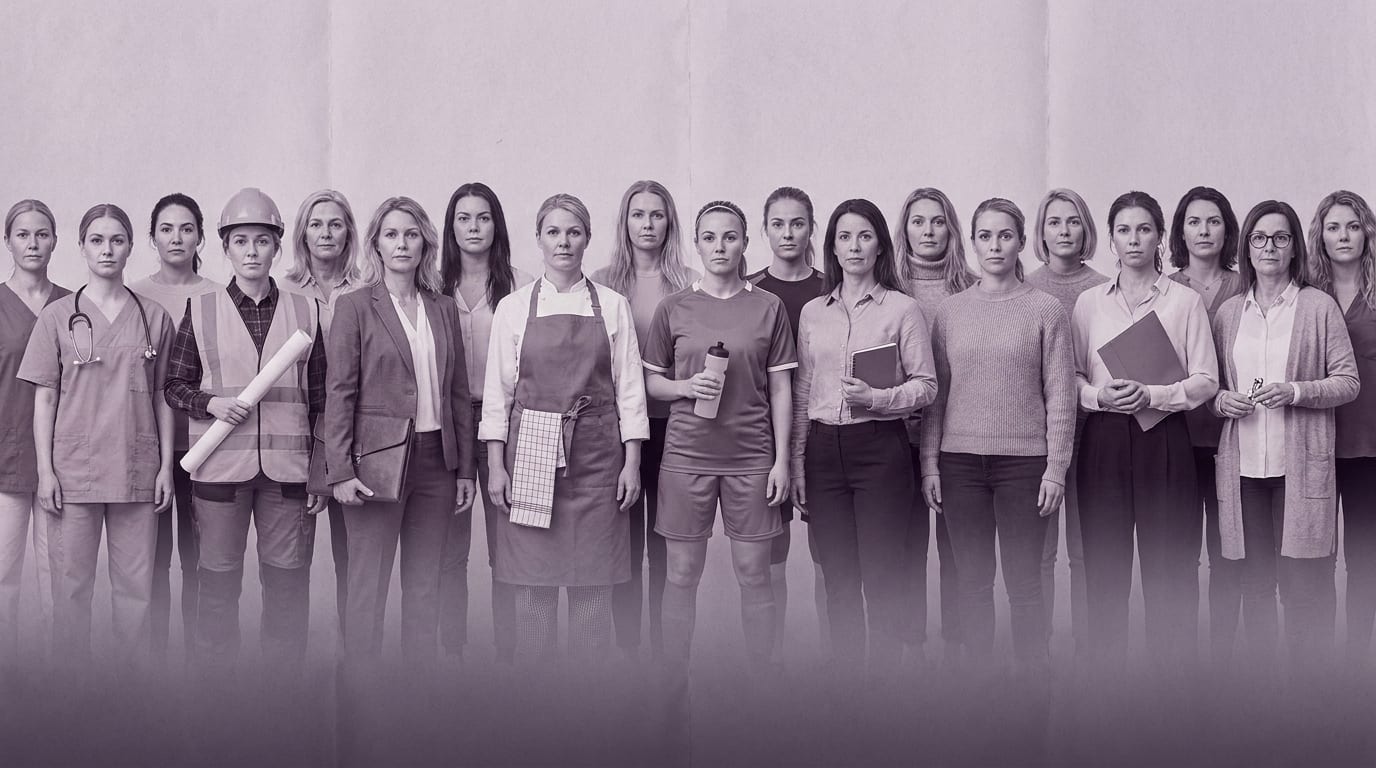 En svartvit bild av tjugoen kvinnor som står på rad, klädda i olika yrkeskläder. Kvinnorna är klädda som bland annat sjuksköterska, byggarbetare, kock, fotbollsspelare och affärskvinna.