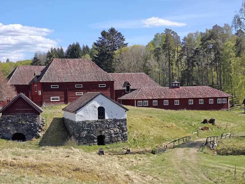 Godegård — Motalas norra port: bruk, porslin och en älskad liten skola
