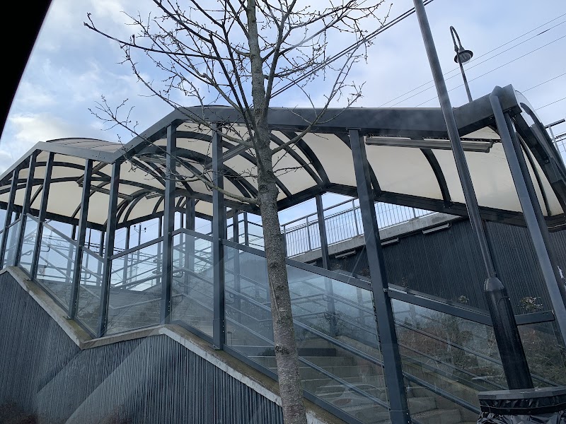 Regn på morgonen — glass och flaggor i fokus