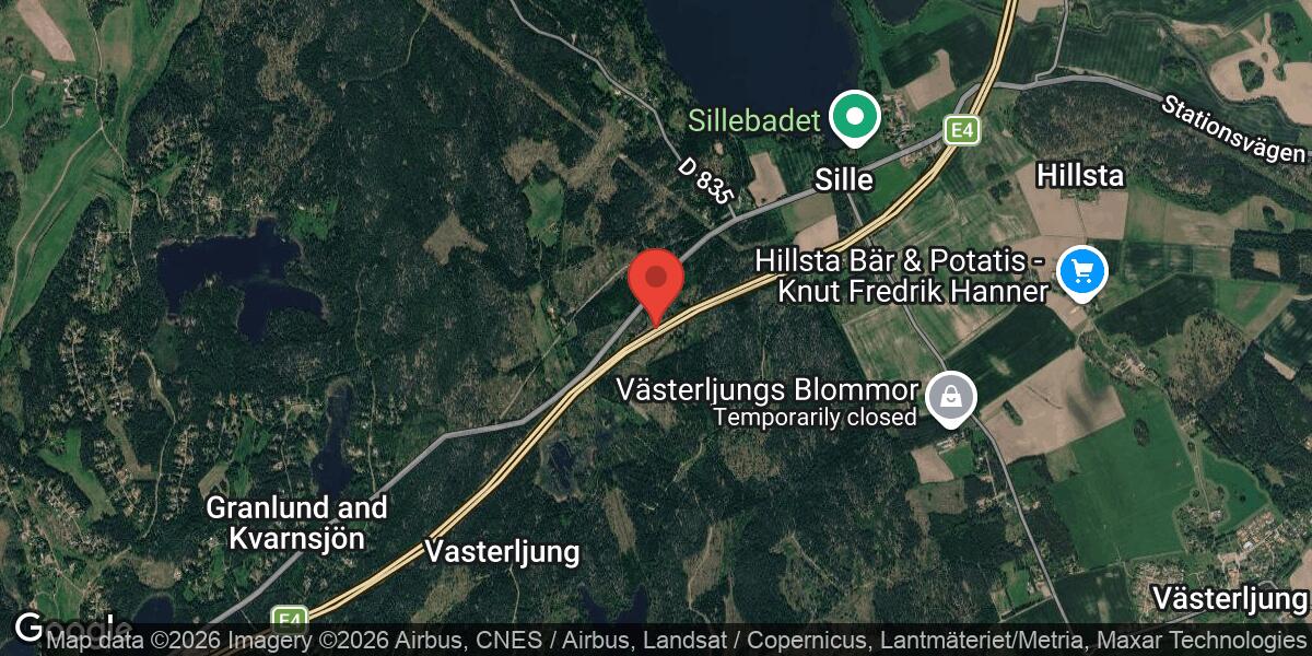Personbil körde in i mitträcke på E4 mellan Vagnhärad och Sillekrog