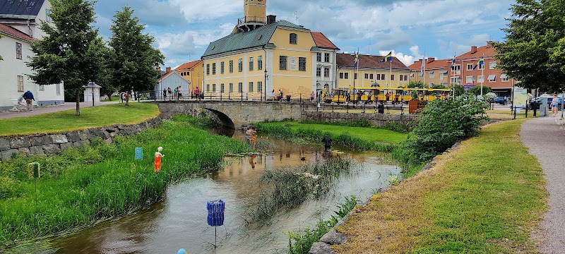 Historisk milsten flyttas och blir mer synlig vid Göta kanal