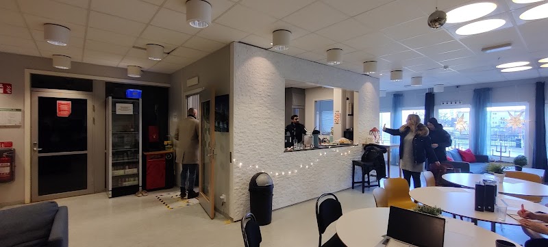 Blomtåg och stipendium hedrar Adrianas minne i Botkyrka