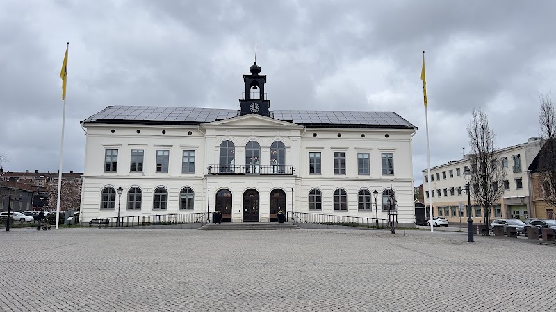Dagens snabba: sol, kulturdagar och internationell politik