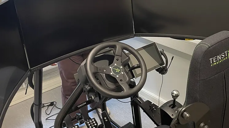 Bilsimulator invigs på Atom Studios i Angered – ska hjälpa ungdomar att öva inför körkort
