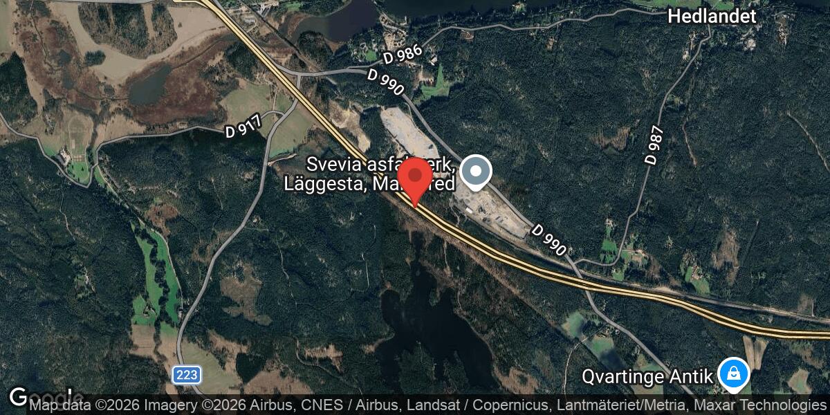 Brand i personbil på E20 mellan Läggesta och Nygård – höger körfält avstängt